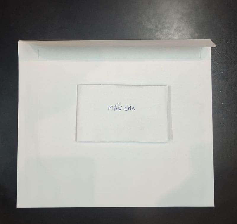 Bảo quản mẫu trong phong bì trắng sạch và gửi đến trung tâm